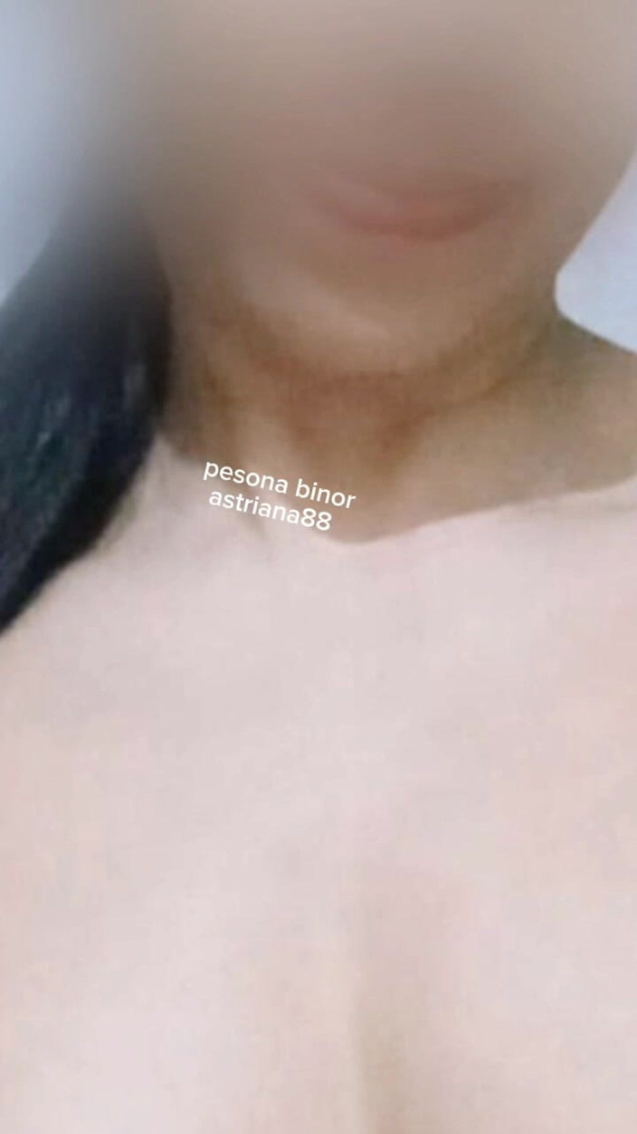 Astriana88: J.J. Herlina menunjuk-nunjukkan besarnya