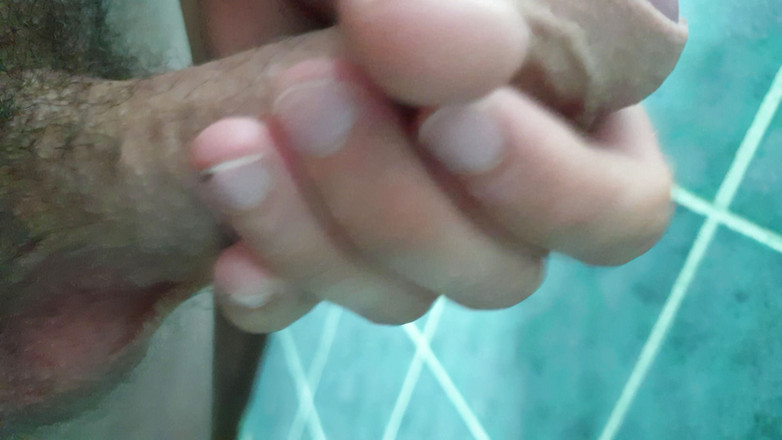 Bebos: 酒店在浴室打手枪 完成在墙上