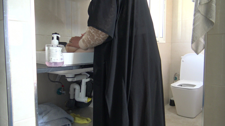 Souzan Halabi: Lesbische Arabische milf in Hijabi wast het strakke poesje van...