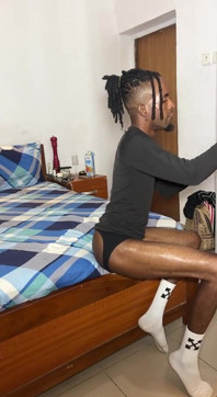 Hommie hétéro dont nous avons lié un ballon de basket pour un massage de la bite