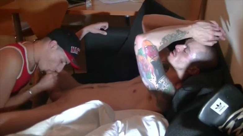 Gaybareback: Dziwka z dziurą w wytrysku z dużą ilością spermy