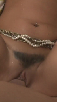 Charley Chase si přivede domů hřebce, který šuká na celý den