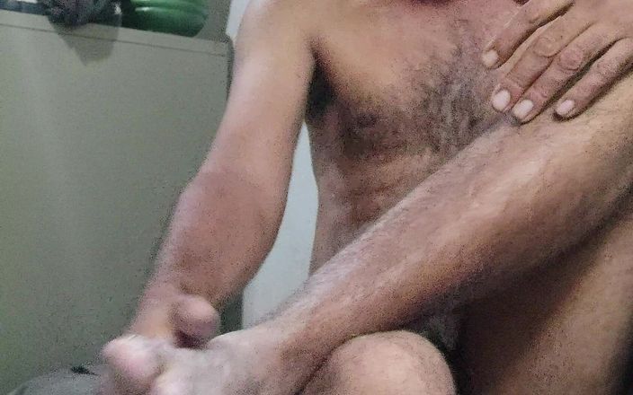 Rock F hairy: Oiled Foot