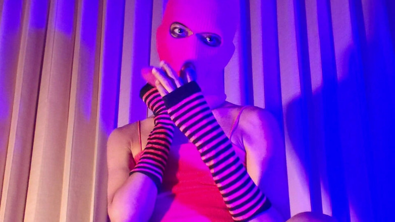 Mango49x: Si banci balaclava pink lagi asik muasin memeknya pakai vibrator...