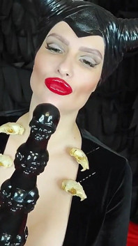 Poderosos besos con lápiz labial rojo de maléfica