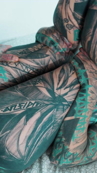 Hippie iubitoare de anal este futută și acoperită de spermă de un tip tatuat cu o pulă mare