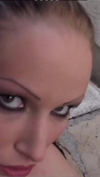 O mamă sexy amatoare minunată cu adevărat frumoasă cu țâțe mari își masturbează pizda în aer liber