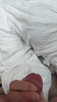 185 Esibizione cazzo - lo studente tira fuori il cazzo davanti alla sua insegnante nella sauna e lo aiuta a venire