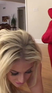 Blonde miang Angela Stone suka dikongkek pantat dan mulutnya penuh dengan air mani