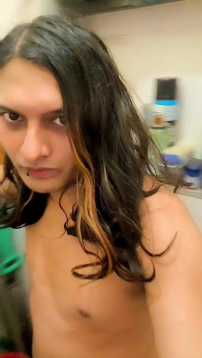 Zoyasazadai: Zoya Shezadi Va in Doccia Indossa Un Asciugamano Blu E...