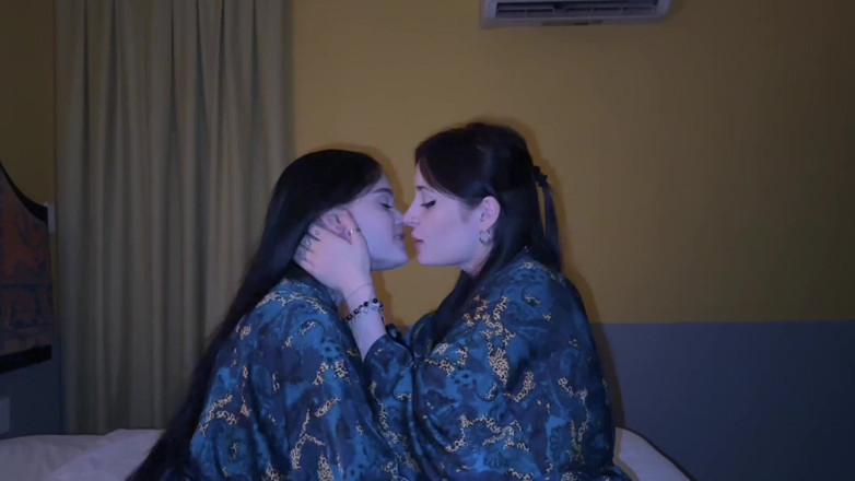 LuchCrush: चरमसुख और लेस्बियन चुंबन का जंगली संकलन