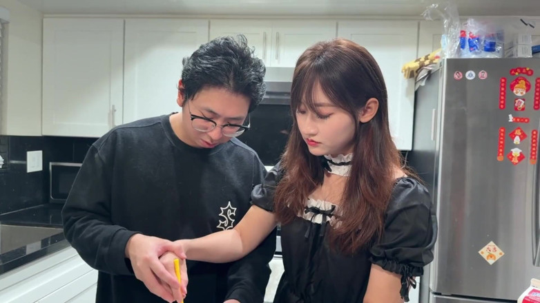 Chloe Lin: Les cours particuliers de pâtisserie porte-à-porte se transforment en batailles...