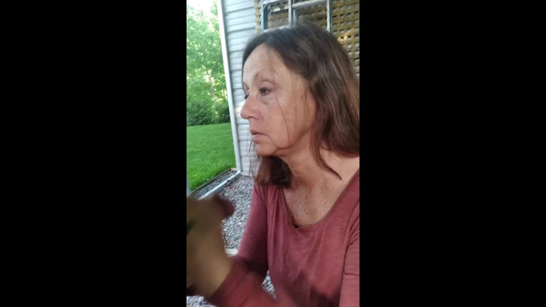 Candi Annie: Gardner begroet door behoeftige, naar sperma verlangende oude dame Candi...