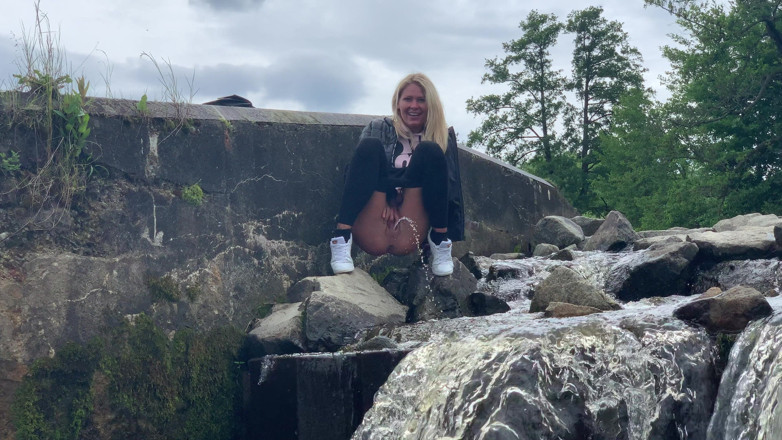 Claudia Macc: Outdoor pissing fun