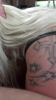 Si jalang montel blonde Jerman yang bengkung dapat berbilang creampie di gangbang amatur