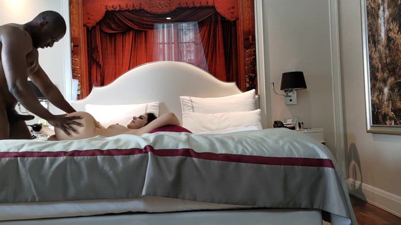 Prince Jean: Berlin Nights, Putera Godaan Itali dengan Valentina Nappi 7