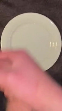 Sissy Teen Twink si honí a stříká na talíř!