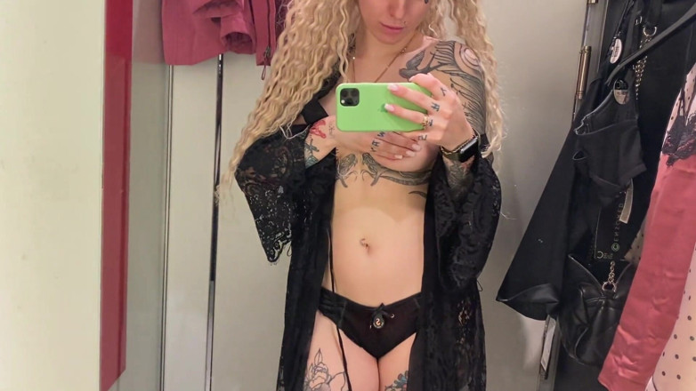 Barbietatoo1: 在商店里试穿新衣服