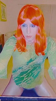 Tammysissy masturbiert und spielt mit ihrem Urin