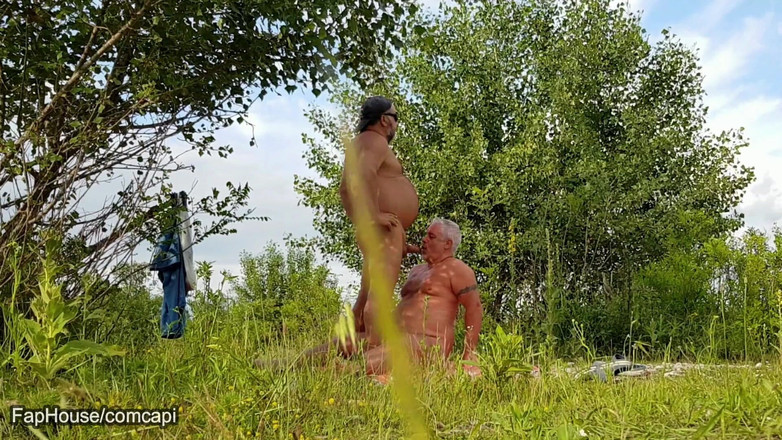 CiccioloBrizzolo: Pov: 01 Juni 2024, ayah beruang lagi asik bersenang-senang di luar ruangan...