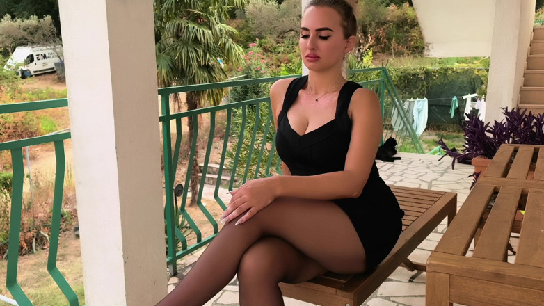 Goddess Lena: Black Pantyhose Feet Outdoor