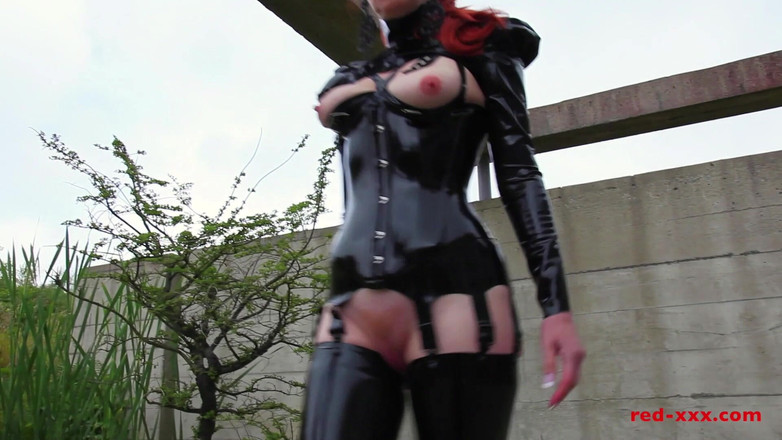 RedXXX: Maîtresse rouge + latex noir