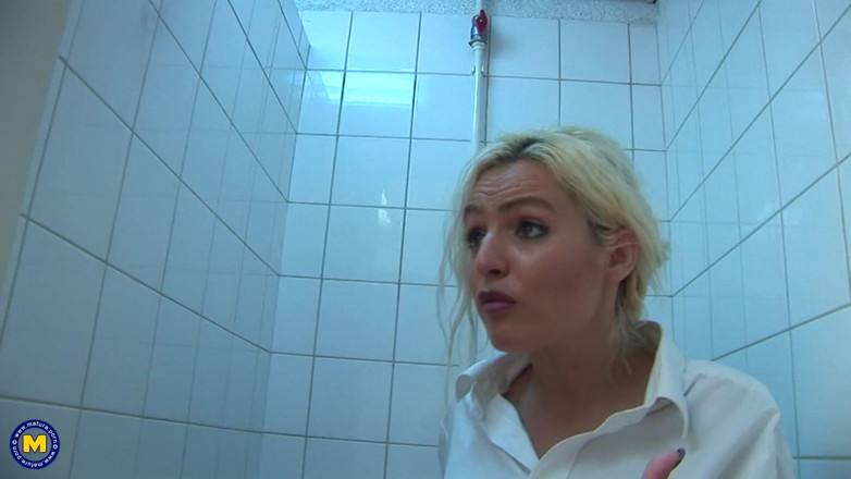 Mature NL: Chtěla jen čůrat.. ale ona dostala pusu
