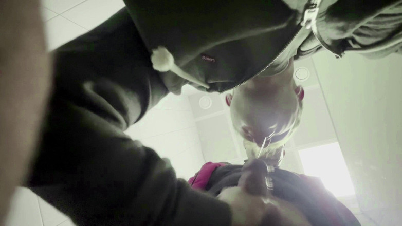 Throateman: Guru yang tebal menghisap tandas awam. Tamparan untuk pelajar