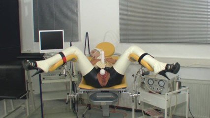 Rubber & Clinic Studio - 1ATOYS: Vacuum pumping in rubber