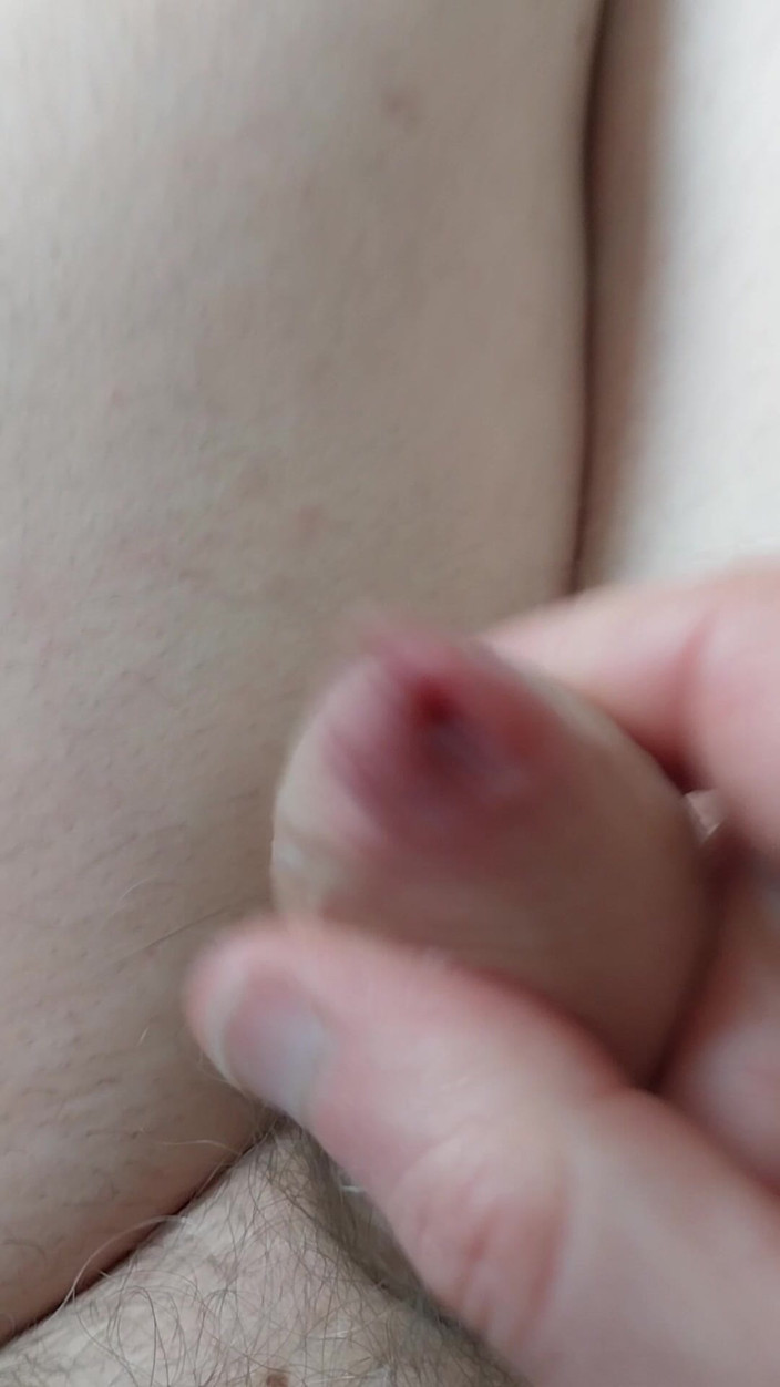 Cindy Belfast: Naked Sissyclit Cumshot