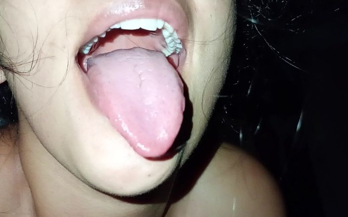The sexy bride: Vücudumu izleyerek boşalmanı ve tutarsan sikişmeni istiyorum