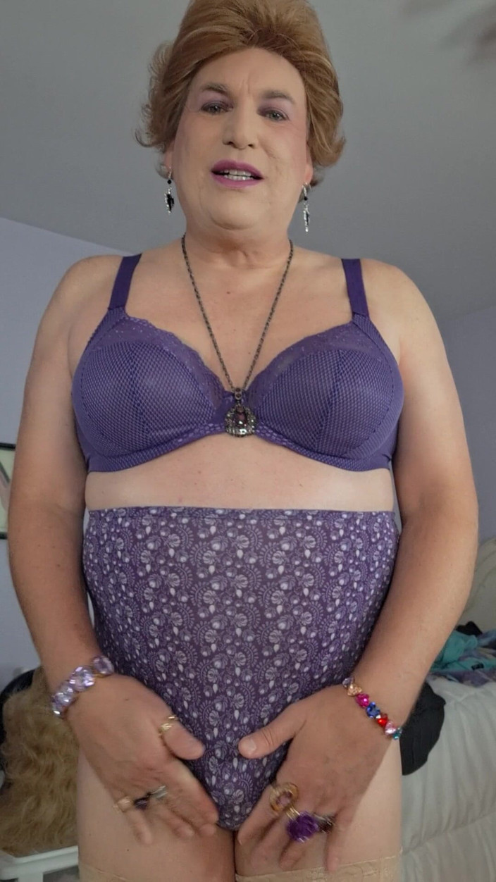 Victoria Lecherri: 부드럽고 통통한 컴포트 할머니 비키