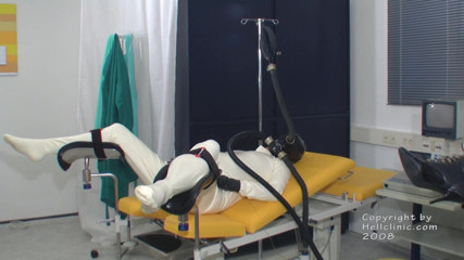 Rubber & Clinic Studio - 1ATOYS: Trattamento di gomma con maschera antigas
