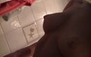 Perv Milfs n Teens: Nadin शॉवर में अपने अद्भुत शरीर और चूत का फिल्मा रही है