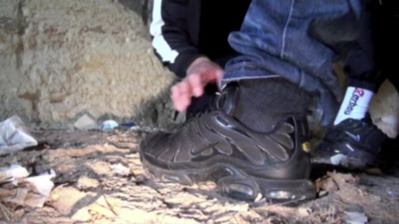 Sneaker gay: Slut twink submissed to the sneakers of the twink JIMY...