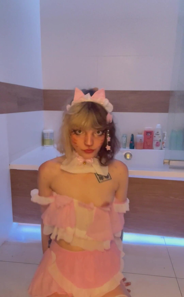 Soft Vulgar: Sevimli genç kız kısa video