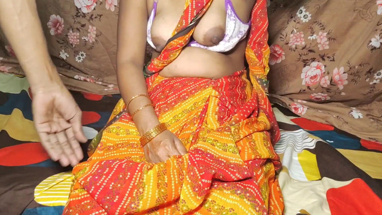 Desi step mom: Chị dâu mặc saree và đánh vào cặp mông đầy đặn của cô ấy...