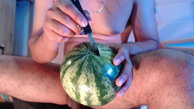 Tommhot: 来射精，而你看着我自慰和射精，同时操这个西瓜