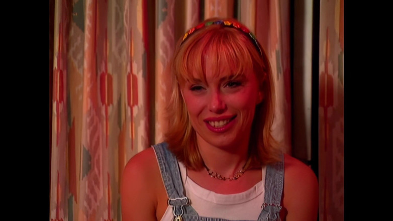 Bewitched!: Pirang sensual mendapat kacau di pantat selama sesi di solarium