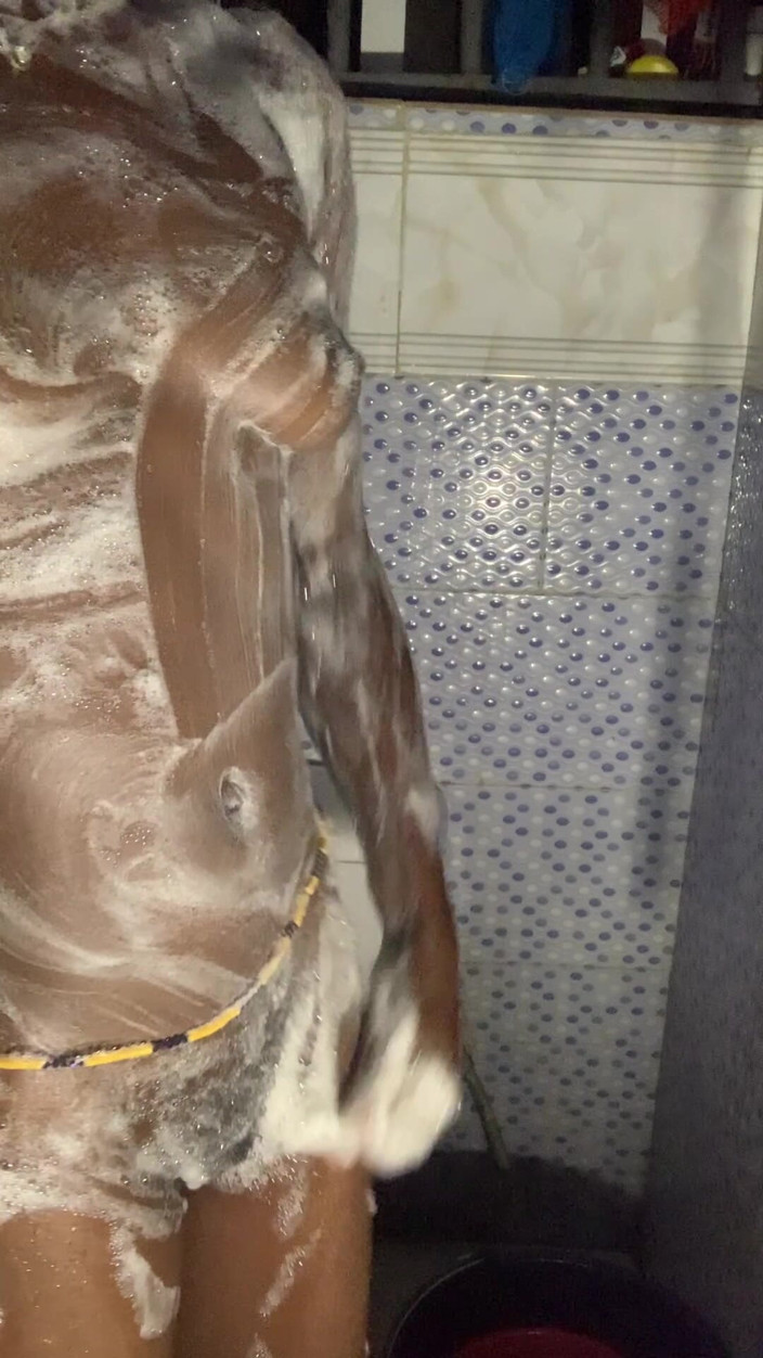 Browngurl234: Calda ragazza ebano da sola in bagno