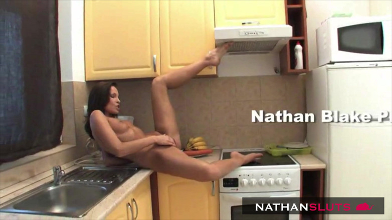 Nathansluts: 小柄なスラット・ローリン・メイがきついティーンの肛門を拳で握りしめる
