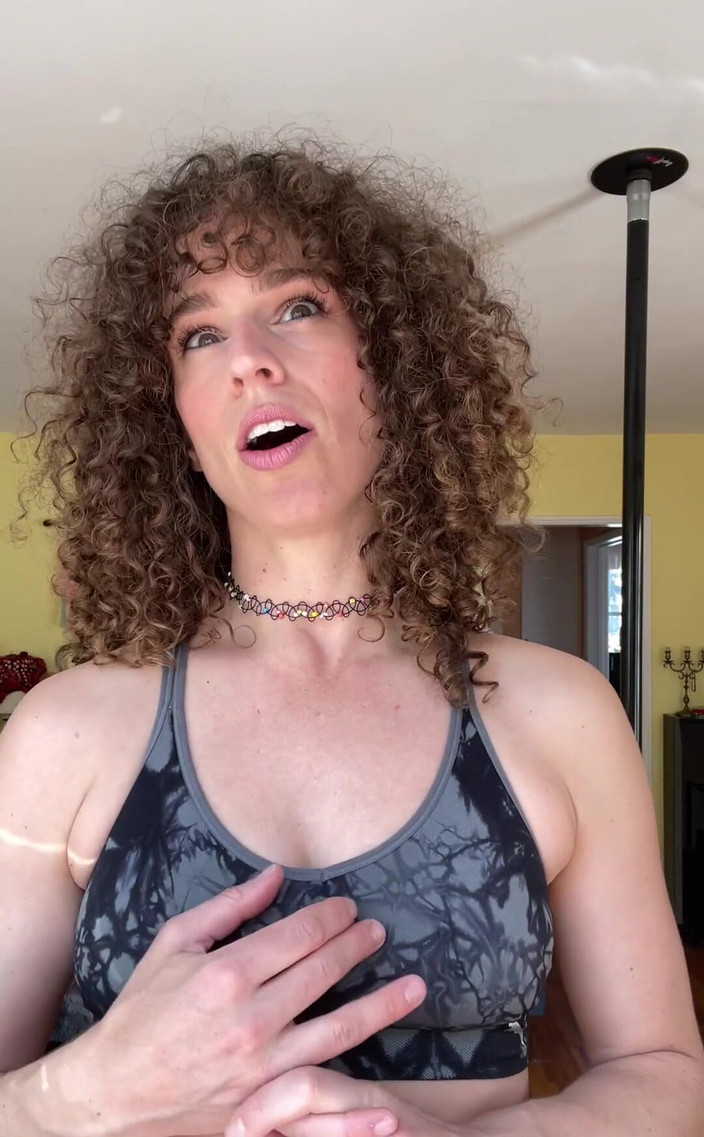 VibeWithMommy: Perguntaram-me como foi minha primeira experiência anal! Bem, aqui você...