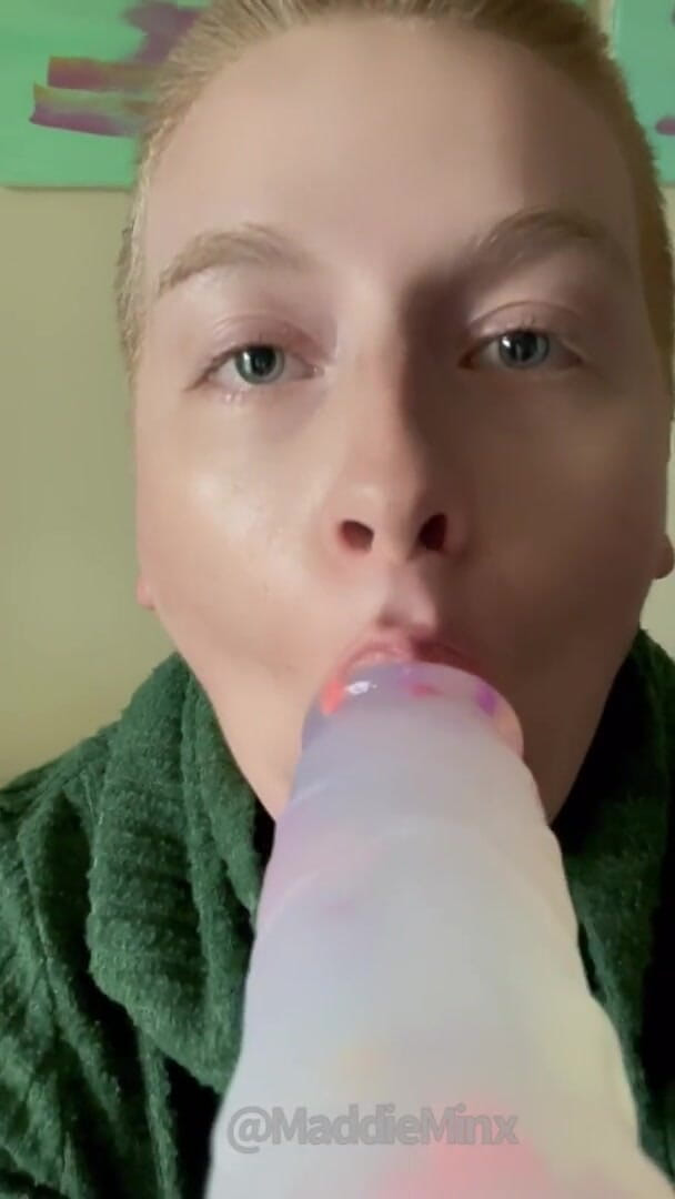Maddie Minx productions: Tante seksi rambut oranye lagi asik muasin memeknya pakai dildo...