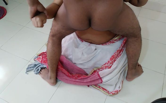 Aria Mia: Soused šuká tamilskou sexy tetičku při úklidu domu - indický sex (stříkání na ni...