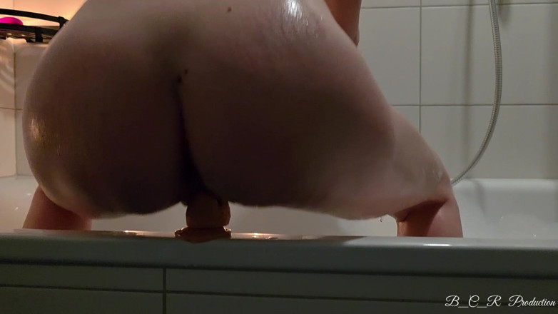 Malou-Nu: Désir interdit et doux dans un bain moussant