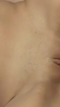 細身のブルネットが脈打つペニスをしゃぶり、指が濡れる膣を舐める