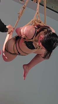 Baş aşağı kinbaku süspansiyonu mimi tavandan asılı (hd!!)
