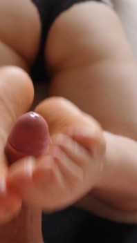 La mia piccola compagna di stanza ha iniziato a mostrare i suoi piedi a cui non riuscivo a resistere