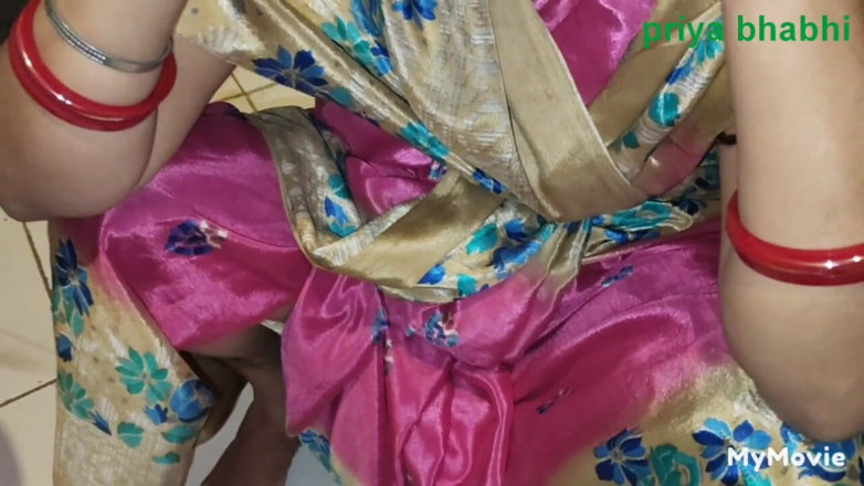 Desisexycpl123: นางบ่าวเดสีเงี่ยน ภริยา Priya Bhabhi ถูกน้องสามีเย็ดในห้องน้ำ