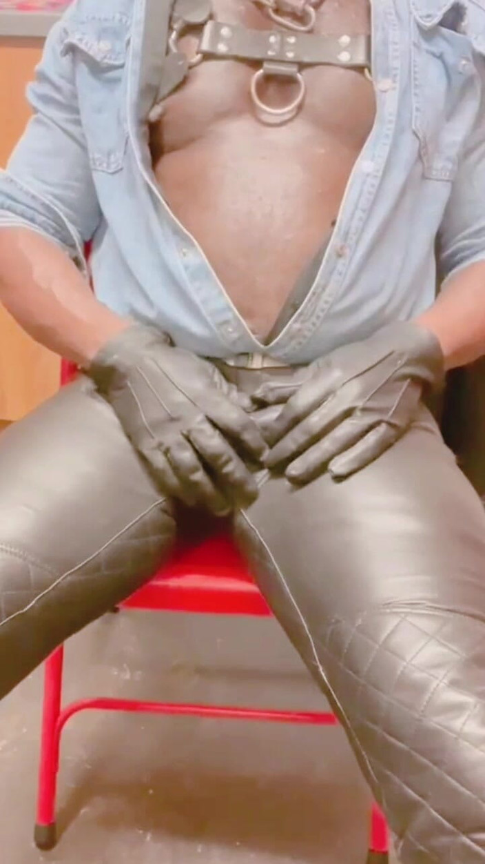 Black mature kinky muscle: Padrastro musculoso en solo jugando con las tetas